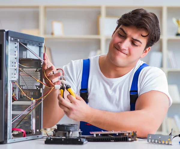 Reparador de computador reparar computador desktop — Fotografia de Stock