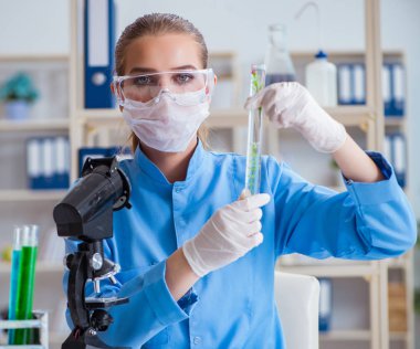 Bir laboratuarda deney yapan kadın bir bilim adamı.