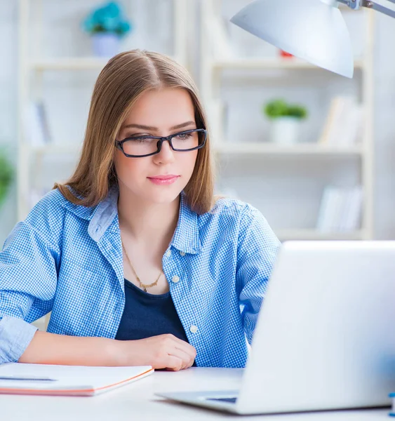 Jonge tiener vrouwelijke student voorbereiding voor examens thuis — Stockfoto