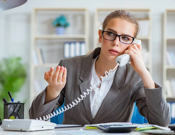 Junge Geschäftsfrau Buchhalterin arbeitet im Büro — Stockfoto