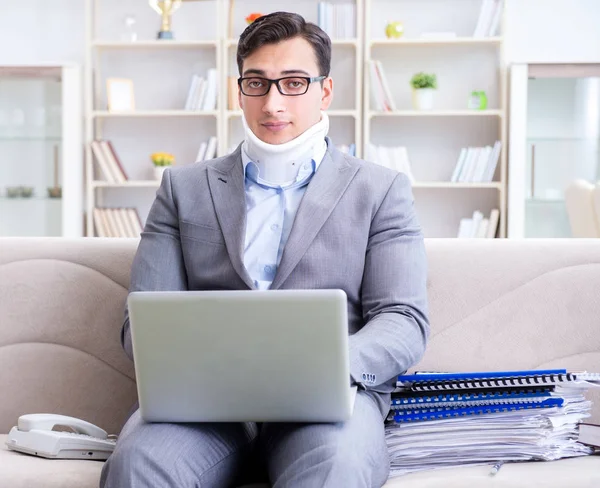 Mann in Halswirbelsäule arbeitet von zu Hause aus Telearbeit — Stockfoto