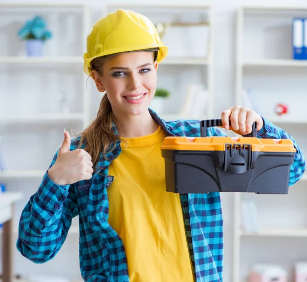 Mujer con kit de herramientas en el taller — Foto de Stock