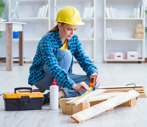 Kvinnlig reparatör snickare skära samman trä plankor gör r — Stockfoto