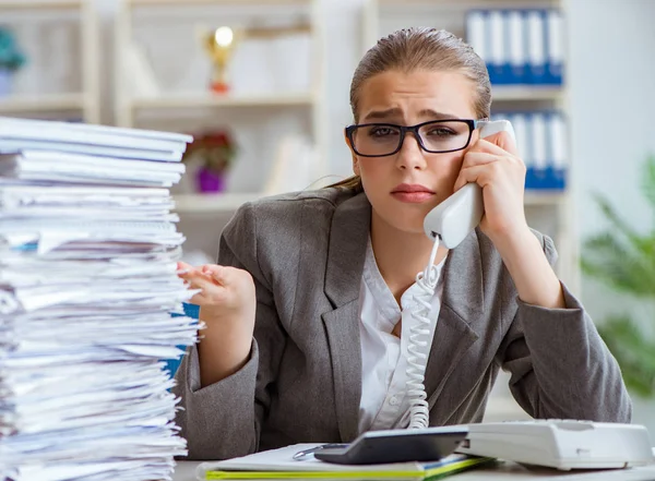 Jonge zakenvrouw accountant werkzaam in het kantoor — Stockfoto