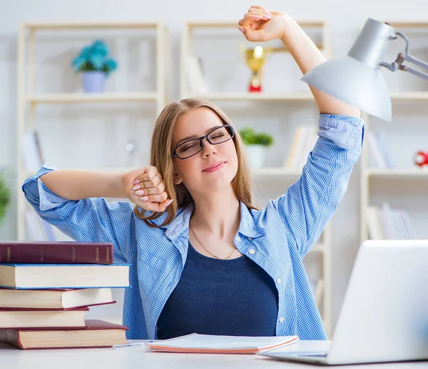 Giovane studentessa adolescente che si prepara per gli esami a casa — Foto Stock