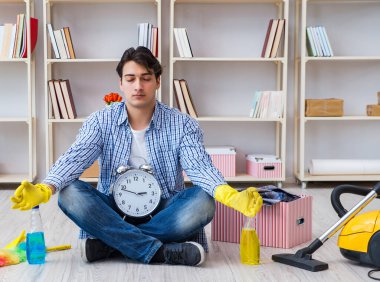 Adam evi temizliyor.