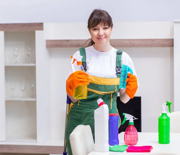 Imprenditore di pulizia professionale che lavora a casa — Foto Stock