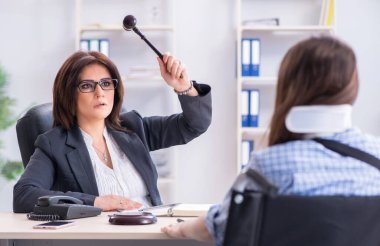 Yaralanan çalışan, sigorta danışmanlığı için ziyaret ediyor.