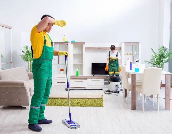 Sprzątanie profesjonalnych wykonawców pracujących w domu — Zdjęcie stockowe
