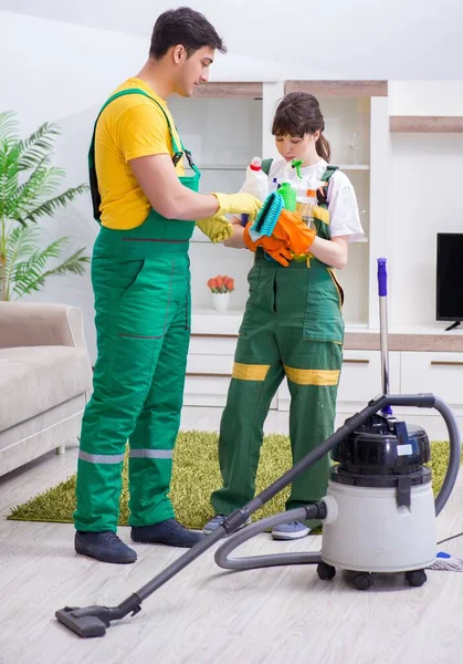 家で働くプロの請負業者の清掃 — ストック写真