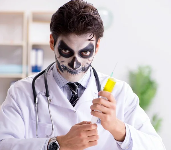 Страшный монстр-врач работает в лаборатории — стоковое фото