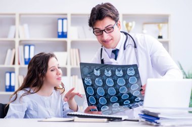 Doktor hastanın röntgen sonuçlarına açıklama yapıyor.