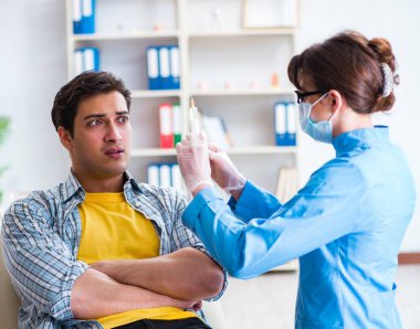 Doktor muayenesinde dişçiden korkan hasta.