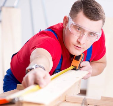 Müteahhit atölyede çalışıyor.