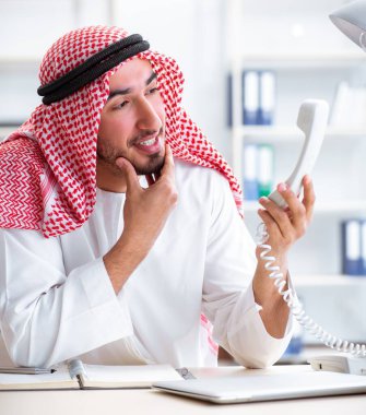 Ofiste çalışan Arap işadamı.