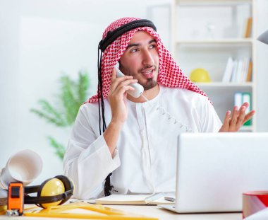 Arap mühendis yeni proje üzerinde çalışıyor