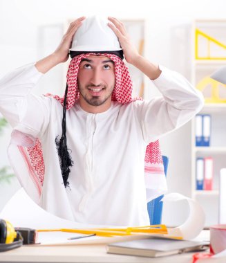 Arap mühendis yeni proje üzerinde çalışıyor