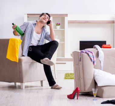 Ev partisinden sonra evde dağınık bir adam