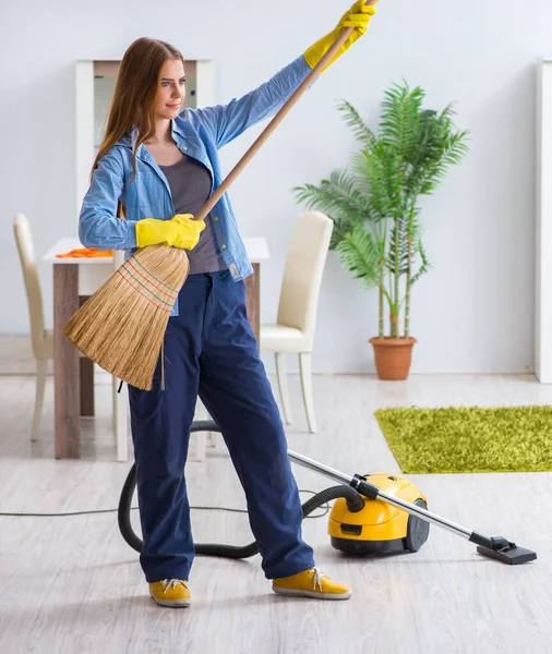 Mujer joven limpiando piso en casa haciendo tareas —  Fotos de Stock