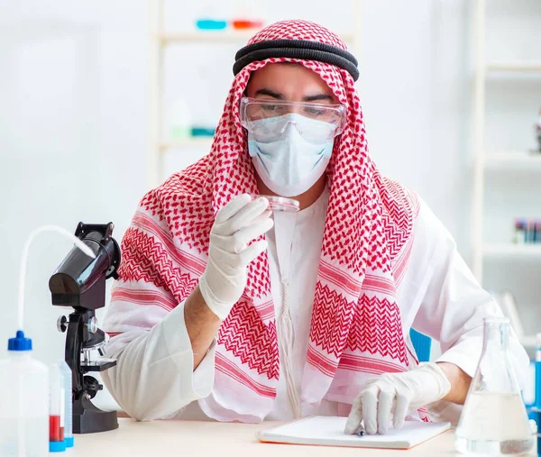 Arab orvos vegyész tanul új vírus a laborban — Stock Fotó