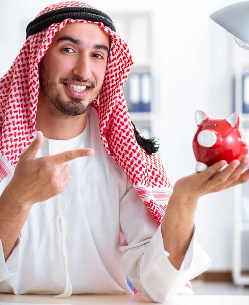 Arabisk affärsman som arbetar på kontoret — Stockfoto