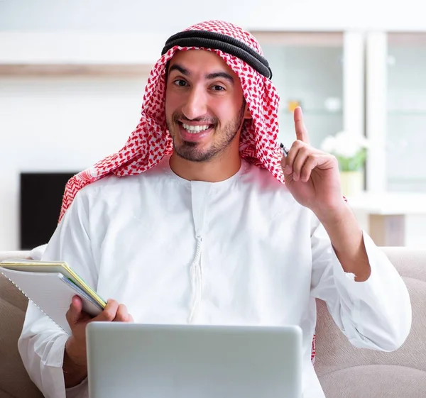 Arab férfi otthon dolgozik a munkáján. — Stock Fotó