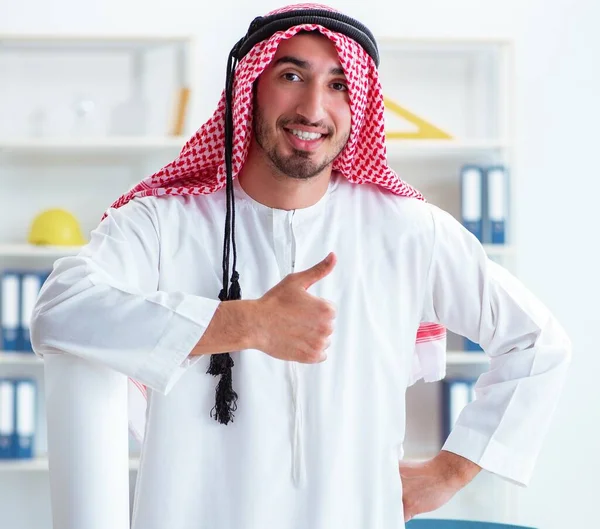 Arabski inżynier pracujący nad nowym projektem — Zdjęcie stockowe