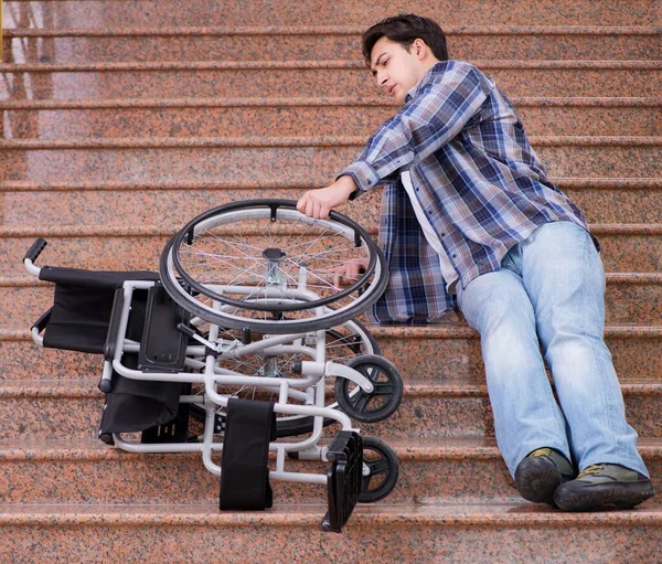 Άτομα με ειδικές ανάγκες σε αναπηρική καρέκλα έχουν πρόβλημα με τις σκάλες — Φωτογραφία Αρχείου