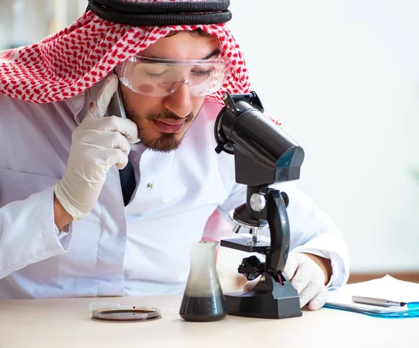 Arabisk kemist på labbet — Stockfoto