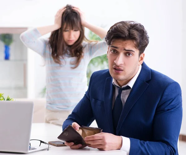 Bankrupt family with no cash at home — Stock Photo, Image