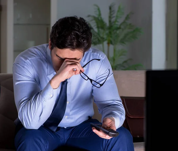 Empresário assistindo tv à noite tarde — Fotografia de Stock