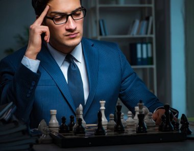 İş adamı strateji konseptinde satranç oynuyor