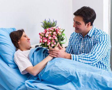 Sevgi dolu koca, hamile eşi hastanede ziyaret ediyor.