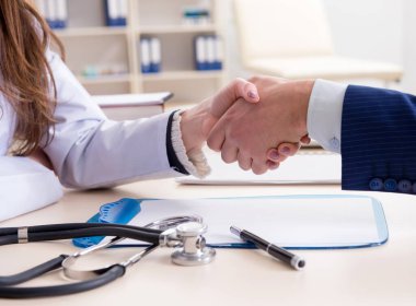 Sağlık sigortası sözleşmesi imzalayan adam