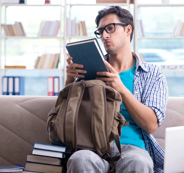 Estudante caucasiano com laptop se preparando para exames universitários — Fotografia de Stock