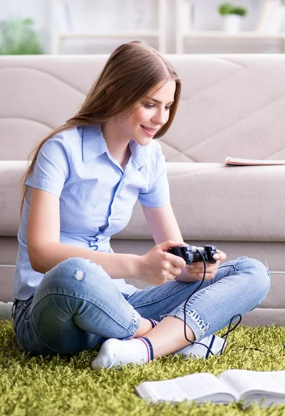 Młoda studentka grająca w gry w domu — Zdjęcie stockowe