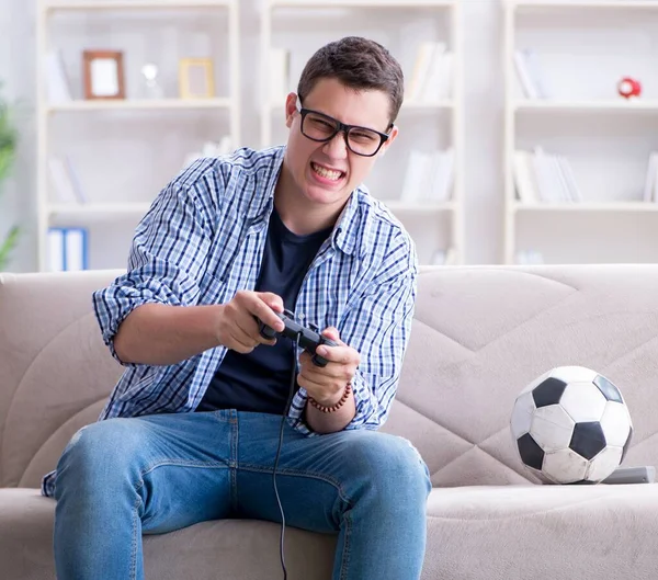 Hombre joven jugando juegos de ordenador en casa — Foto de Stock