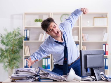 Kızgın işadamı çok fazla çalışmaktan bıktı.