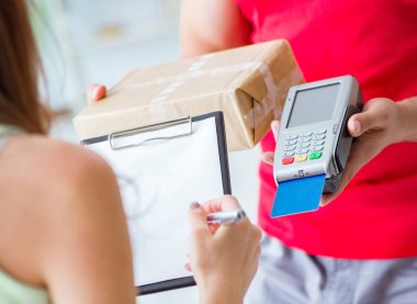Paket teslimatı pos ve kredi kartıyla ödeniyor.