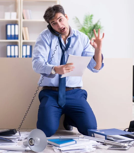 Uomo d'affari frustrato a molte telefonate — Foto Stock