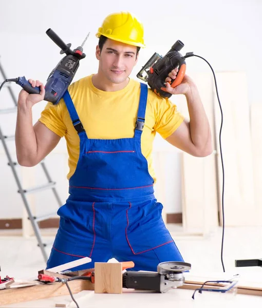 Reparador de piso decepcionado com o seu trabalho — Fotografia de Stock