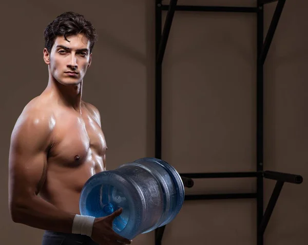 Muscular rasgado hombre con gran botella de agua — Foto de Stock