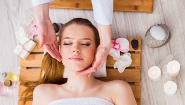 Salondaki spa prosedürü sırasında genç bir kadın.