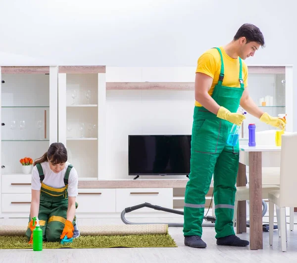 집에서 일하는 전문 청부업자들을 청소하는 일 — 스톡 사진