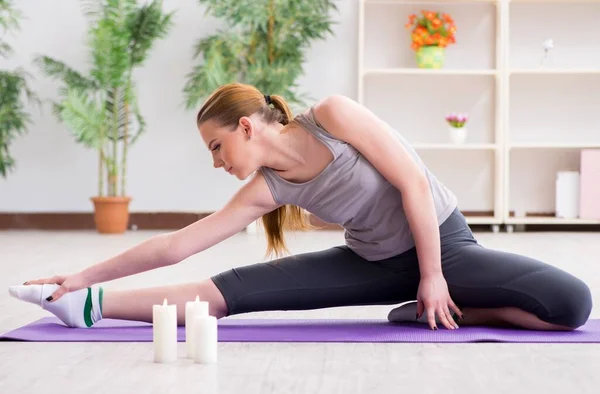 Giovane donna che si esercita in palestra in concetto sano — Foto Stock