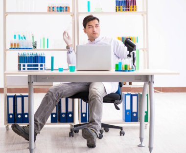 Laboratuvarda çalışan erkek kimyager.