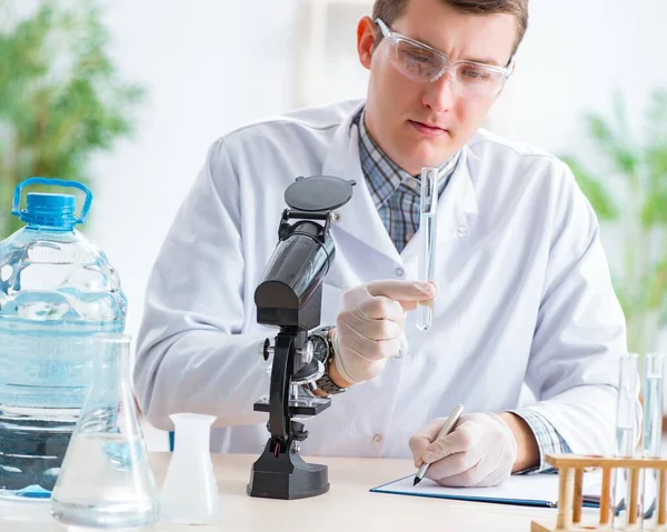 Jonge chemicus die experimenteert in het lab — Stockfoto