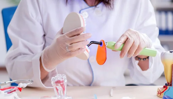 Dokter gigi wanita bekerja pada implan gigi — Stok Foto
