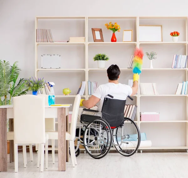 Pulitore per disabili fare le faccende domestiche — Foto Stock