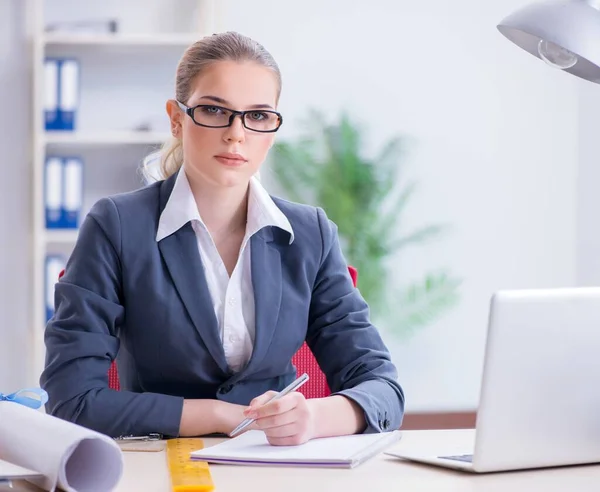 Empresária trabalhando em sua mesa no escritório — Fotografia de Stock